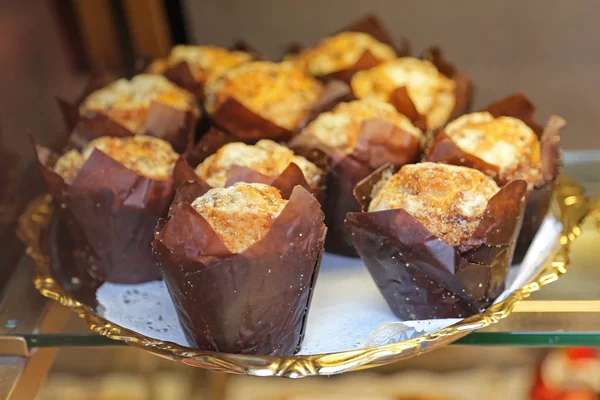 Muffins Cupcakes Επιδόρπιο Για Αναδίπλωσης Χαρτιού Στο Δίσκο — Φωτογραφία Αρχείου