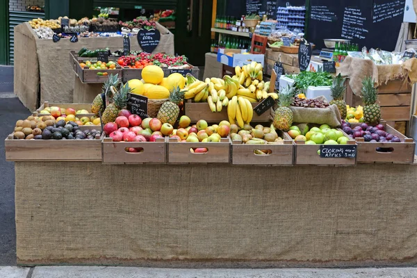 Grande Selezione Frutta Casse Presso Bancarella Del Mercato Degli Agricoltori — Foto Stock