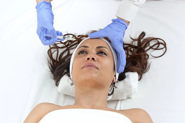Vrouw Met Voorhoofd Filler Injectie Behandeling Bij Beauty Clinic — Stockfoto