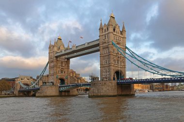 Tower Bridge, Londra İngiltere bulutlu hava