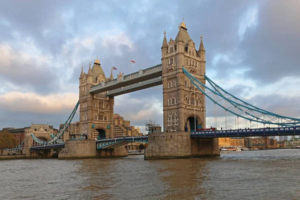 伦敦英格兰多云天气的塔桥 — 图库照片