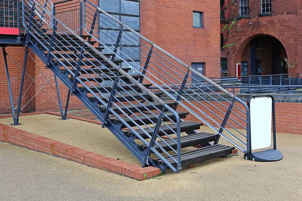 Externe Blaue Stahltreppe Mit Zugang Zum Gebäude — Stockfoto