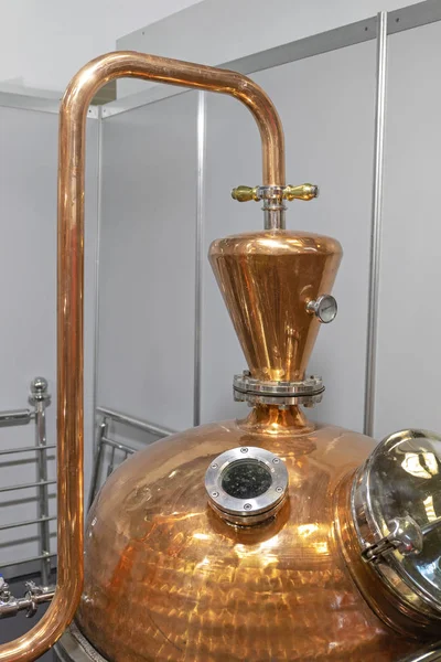 古典的な銅蒸留酒はまだ醸造設備 — ストック写真
