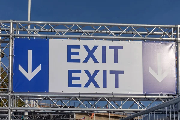 Exit Sign Richting Pijlen Bij Tijdelijke Structuur — Stockfoto