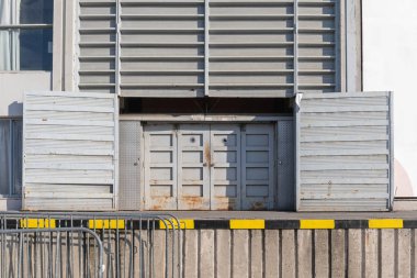 Büyük Kapılar ve Depo Yükleme İskelesi