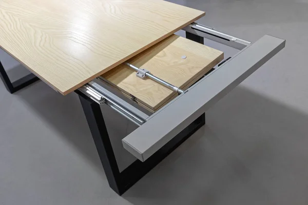 メカニズム付き延長木製テーブル — ストック写真