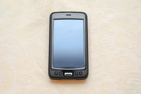 Smart Phone Dużym Wyświetlaczem Przy Stole — Zdjęcie stockowe