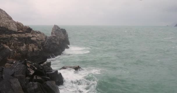 大きな波とイタリアのリグリア海沿岸で大まかな冬の天候 — ストック動画