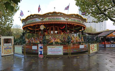 London, Büyük Britanya - 20 Kasım 2013: Vintage Carousel eğlence Ride South Bank kış Fuarı Londra, İngiltere.