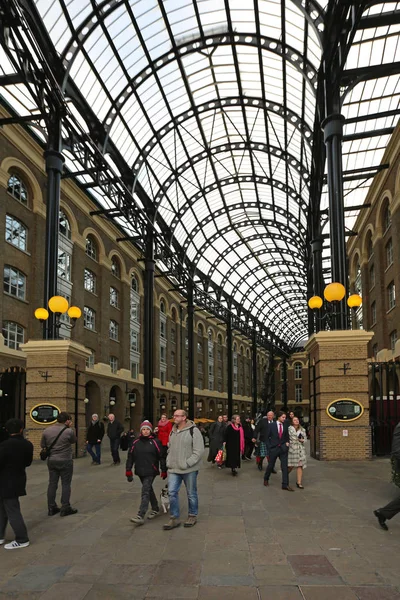 London Verenigd Koninkrijk November 2013 Hays Galleria Wharf Met Toeristen — Stockfoto