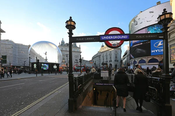London Verenigd Koninkrijk November 2013 Metrostation Piccadilly Circus Sneeuw Globe — Stockfoto