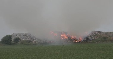 Belgrad, Sırbistan-13 Haziran 2018: ağır kirlilik dumanı Ile çöplük yangında Itfaiyeciler Belgrad, Sırbistan yakınında.
