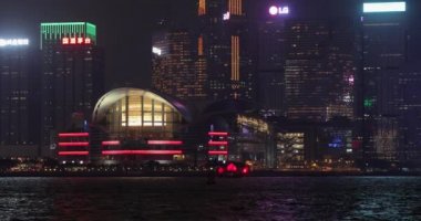 Hong Kong, Çin - 24 Nisan 2017: Kongre ve Sergi Sarayı, Victoria Limanı gece Hong Kong, Çin.