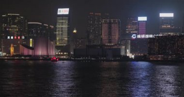 Hong Kong, Çin - 29 Nisan 2017: Kowloon tarafında gece Victoria Limanı Tsim Sha Tsui Hong Kong, Çin.