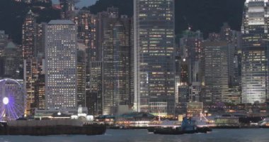 Hong Kong, Çin - 24 Nisan 2017: Hong Kong, Çin için gece Pan, mavna gökdelenler binaları önünde çekerek römorkör.