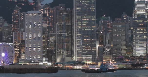 Hong Kong China April 2017 Sleepboot Barge Voor Wolkenkrabbers Gebouwen — Stockvideo