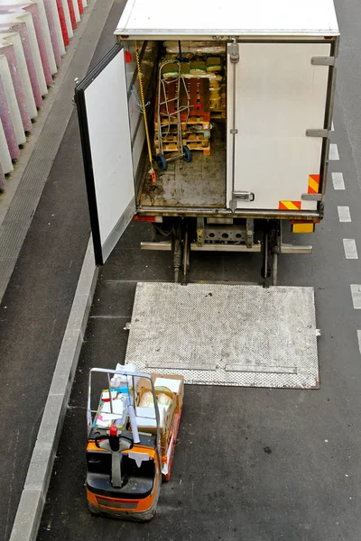 Carretilla elevadora y camión —  Fotos de Stock