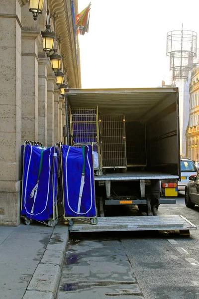 Lavandaria entrega caminhão — Fotografia de Stock