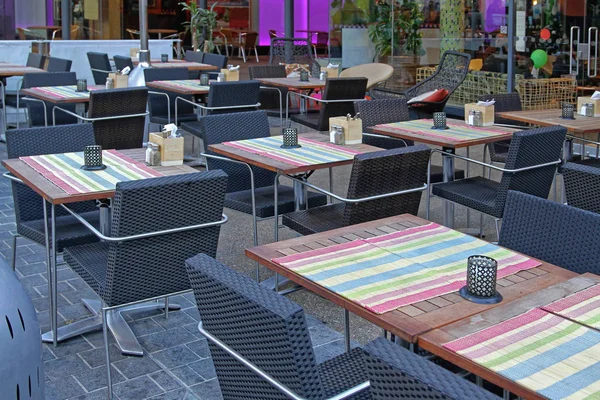 Mesas de restaurante vacías — Foto de Stock