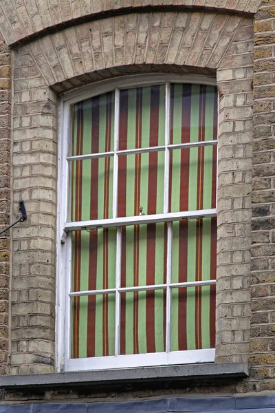 Csíkos függönyök ablak — Stock Fotó