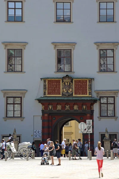 De ingang van het Paleis Hofburg — Stockfoto