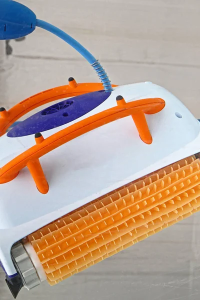 Robô limpador de piscina — Fotografia de Stock