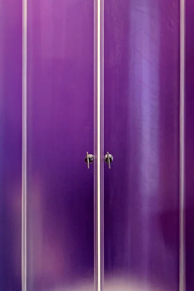 Porte en verre violet — Photo