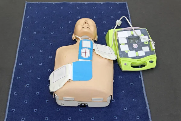 AED манекен — стокове фото
