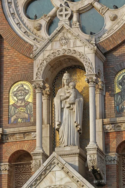 Madonnenstatue in Szene gesetzt — Stockfoto