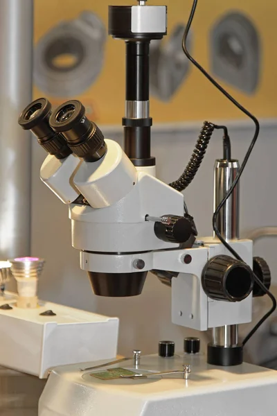 Laboratuvar mikroskobu — Stok fotoğraf