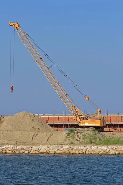 Construção de guindaste sobre esteiras rolantes — Fotografia de Stock