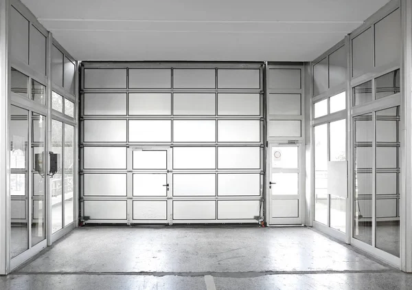 Коммерческая дверь гаража — стоковое фото