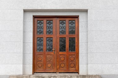 çift kanatlı kapı