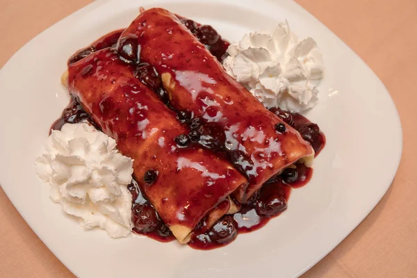 Dessert zwei Pfannkuchen — Stockfoto