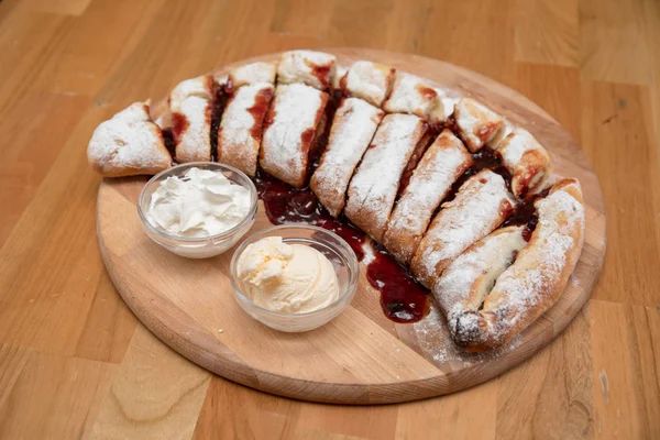 Calzone recheado doce — Fotografia de Stock