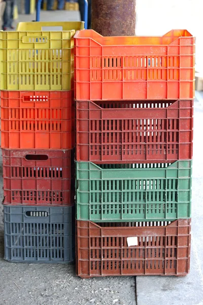 Pilha de caixas de plástico — Fotografia de Stock