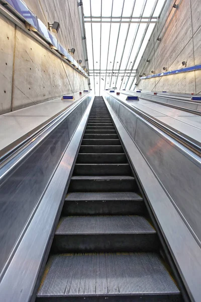 Longa escada rolante — Fotografia de Stock