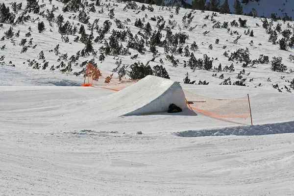 滑雪板跳跃斜坡 — 图库照片