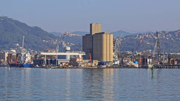 Silo en Puerto —  Fotos de Stock