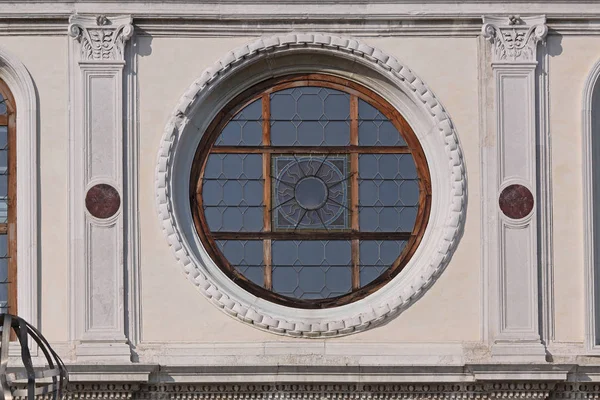 Kerk venster Venetië — Stockfoto