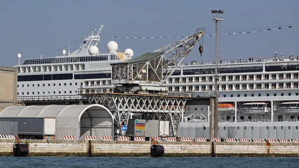 Chargement du bateau de croisière — Photo