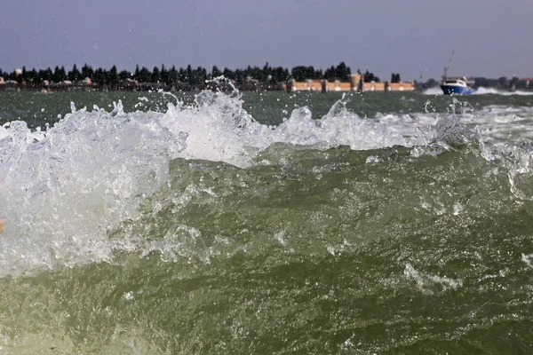 Хвиля брутальне море — стокове фото