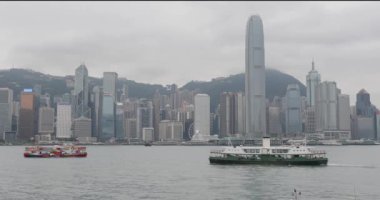 Hong Kong, Çin - 27 Nisan 2017: Hong Kong, Çin 'deki Victoria Limanı' ndan Kırmızı Reklam Feribotu.