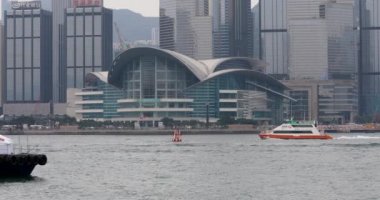 Hong Kong, Çin - 23 Nisan 2017: Hong Kong, Çin'deki Victoria Limanı'nda Kongre ve Sergi Merkezi.