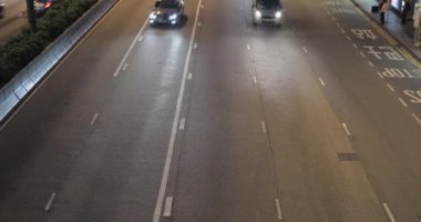 Hong Kong, Çin - 29 Nisan 2017: Hong Kong, Çin'deki Wan Chai'de Gece Sokak Trafiği.