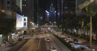 Hong Kong, Çin - 29 Nisan 2017: Hong Kong, Çin'deki Wan Chai'de Olağan Gece Trafik Caddesi.