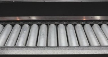 Üretim hattında boş metal konveyör silindirleri