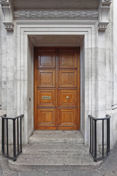 Большие двойные двери — стоковое фото