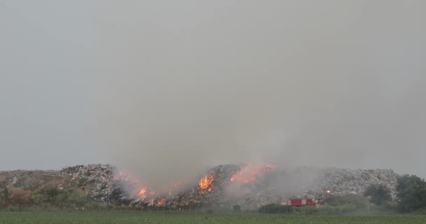 Tűzoltók Garbage Dump Hulladéklerakó Fire Smoke Szennyezés — Stock videók