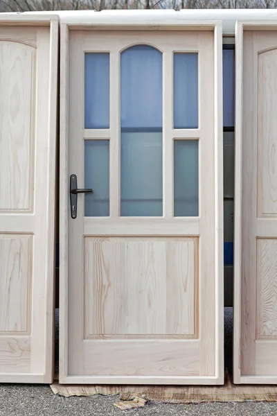 Nuevas puertas de madera — Foto de Stock